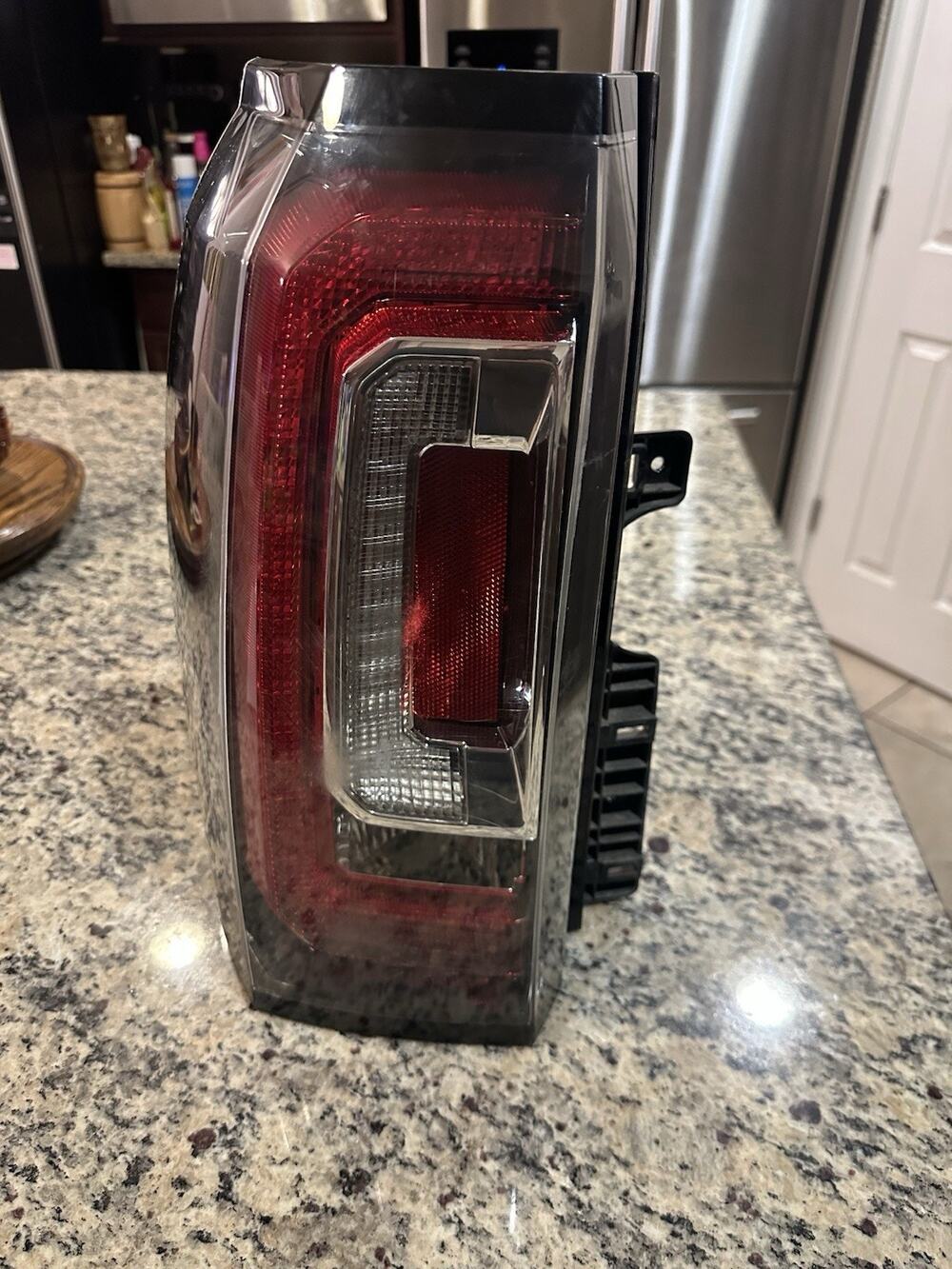 2015-2020 GMC YUKON DENALI XL TAILLIGHT LH DRIVER SIDE OEM 23380459 For Parts